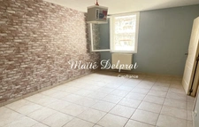 Maison de village rénovée avec terrasses et stationnement – Beaucaire centre
