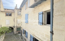 Maison de village rénovée avec terrasses et stationnement – Beaucaire centre