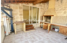 Maison de village rénovée avec terrasses et stationnement – Beaucaire centre