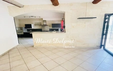 Maison de village rénovée avec terrasses et stationnement – Beaucaire centre