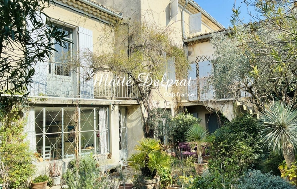 Maison de caractère à vendre à Caromb (84) – Centre-ville – 9 pièces – 260 m² – Jardin paysagé et charme authentique