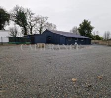 Local Artisanal 140m² + Terrain 700m² - Accès RN12 & Proche Fournisseurs à louer PLOUISY (22)