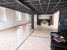 Ancien bar avec appartement et jardin