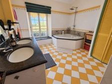 Maison de 248m2 avec piscine et garage
