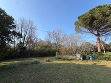 TERRAIN RARE À MAUZAC AVEC POSSIBILITÉ D’ACQUÉRIR UNE GRANDE PARCELLE OU DEUX LOTS INDÉPENDANTS DANS UN CADRE CALME ET RECHERCHÉ