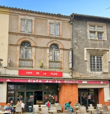 EMPLACEMENT EXCEPTIONNEL EN PLEIN CŒUR DE CASTELSARRASIN POUR CE DOUBLE IMMEUBLE MIXTE DE 480 M²