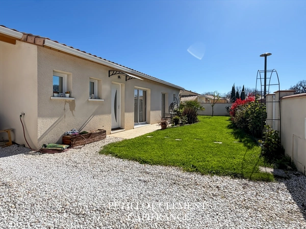 MAISON COSY DE PLAIN-PIED AVEC PISCINE DANS UN ENVIRONNEMENT CALME ET RECHERCHÉ