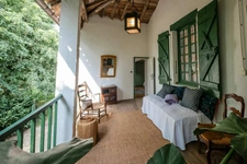 CHARME ET AUTHENTICITÉ À NÈGREPELISSE : MAISON FAMILIALE RÉNOVÉE DE 237 M², 7 CHAMBRES, DÉPENDANCES, PISCINE CHAUFFÉE ET SUPERBE TERRAIN DE 4 000 M²