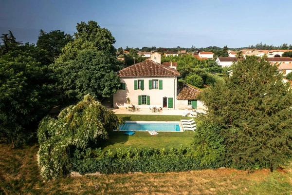 CHARME ET AUTHENTICITÉ À NÈGREPELISSE : MAISON FAMILIALE RÉNOVÉE DE 237 M², 7 CHAMBRES, DÉPENDANCES, PISCINE CHAUFFÉE ET SUPERBE TERRAIN DE 4 000 M²