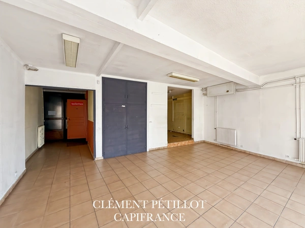 Immeuble indépendant à usage mixte – 440 m² – Toit-terrasse – Emplacement stratégique