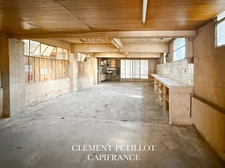 Immeuble indépendant à usage mixte – 440 m² – Toit-terrasse – Emplacement stratégique