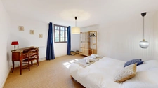 CHARME ET AUTHENTICITÉ À NÈGREPELISSE : MAISON FAMILIALE RÉNOVÉE DE 237 M², 7 CHAMBRES, DÉPENDANCES, PISCINE CHAUFFÉE ET SUPERBE TERRAIN DE 4 000 M²