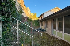 FORMER TOWN HALL AND FORMER SCHOOL TO BE RENOVATED – APPROXIMATELY 750 M² OF LIVING SPACE