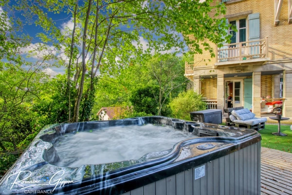 MAISON DE PRESTIGE SUR LES HAUTEURS DE NANCY – Parc arboré, vue exceptionnelle, piscine et jacuzzi – 10 pièces 298m2 NANCY (54)