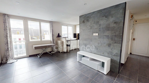 Appartement 4 pièces rénové - 3 chambres - 2 balcons - Gare RER D à pied