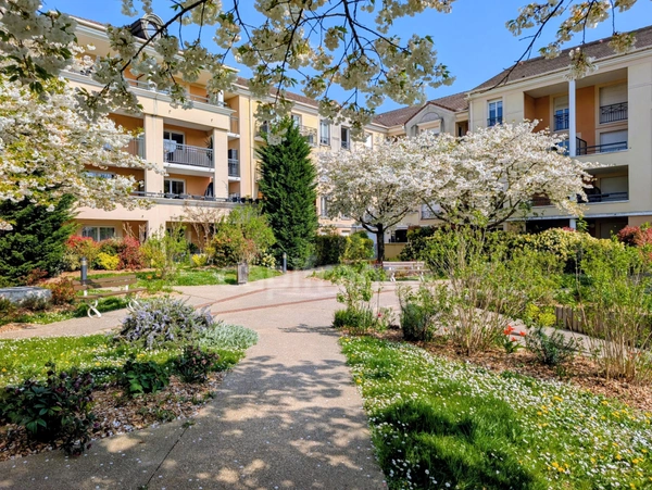Corbeil-Essonnes – F3 lumineux avec balcon, parking et résidence arborée