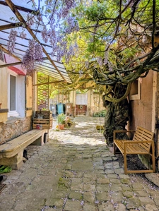 Maison de caractère, jardin et beaux volumes à Corbeil