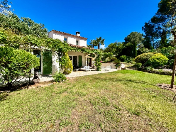 Dpt Var (83), à vendre FREJUS Tour de mare, maison P6 de 156 m² - Terrain de 1790 m² 