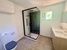 Charmante maisonnette de 35 m² et T3 de 70m2 avec jardin arboré de 650 m² – Fréjus
