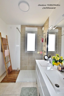 SOLLIES PONT (83) - SUPERB 2-BEDROOM APARTMENT OF 65M² ON THE TOP FLOOR WITH HUGE TERRACES AND 2 PARKING SPACES