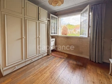 Belle opportunité dans un secteur prisé : maison familiale de 6 pièces à fort potentiel.