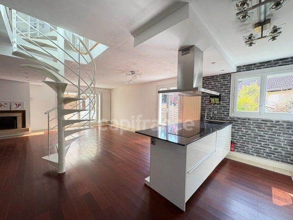 Maison de plain-pied spacieuse et lumineuse 7 pièces 5 chambres!