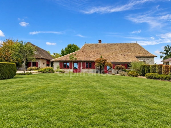 EXCLUSIVITÉ – Magnifique maison bressane de prestige entièrement rénovée – 214 m² – Terrain de 2 600 m²