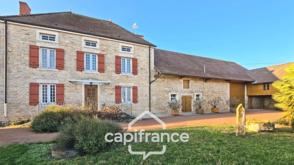 A vendre Maison en pierre de 9 pièces 180 m² avec dépendances de 880 m² sur terrain de 3692 m² (71100)