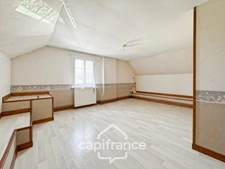 Maison en pierre de 1865 – 3 chambres, garage et jardin : une belle opportunité à Bey