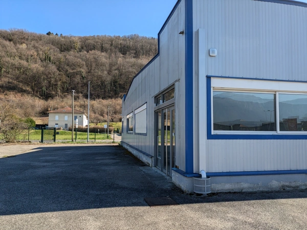 Dpt Isère (38), CROLLES local d'activité 315 m² avec cour fermée. 