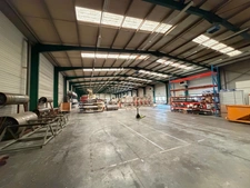 Locaux industriels 2000 m² à louer SAINTE HELENE DU LAC (73)