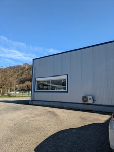 Dpt Isère (38), CROLLES local d'activité 315 m² avec cour fermée. 