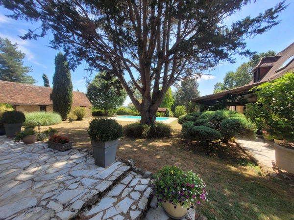 Propriete à vendre 15 pièces LA DOUZE (24)