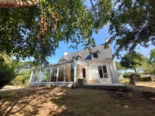 Maison à vendre sur sous-sol total - secteur Plogonnec - Surface habitable 134 m2 - 6 pièces- 4 chambres - 1 bureau- véranda- jardin-parcelle de 2794 m2 
