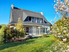 Maison individuelle à vendre 5 pièces PLOGONNEC (29)-156 m2 Surface habitable - Sous-sol total 90m2- Terrain de 2160m2- garage