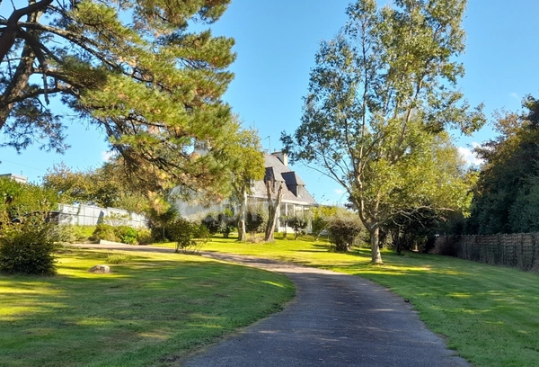 Maison à vendre sur sous-sol total - secteur Plogonnec - Surface habitable 134 m2 - 6 pièces- 4 chambres - 1 bureau- véranda- jardin-parcelle de 2794 m2 