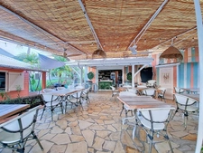 À VENDRE EN EXCLUSIVITÉ RESTAURANT FACE À LA MARINA D'OYSTER POND AVEC LICENCE IV, SAINT-MARTIN (97150)