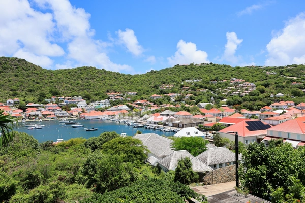 APPARTEMENT D'EXCEPTION À VENDRE À GUSTAVIA AVEC VUE SUR L'ICONIQUE PORT DE SAINT-BARTHÉLEMY (97133)   