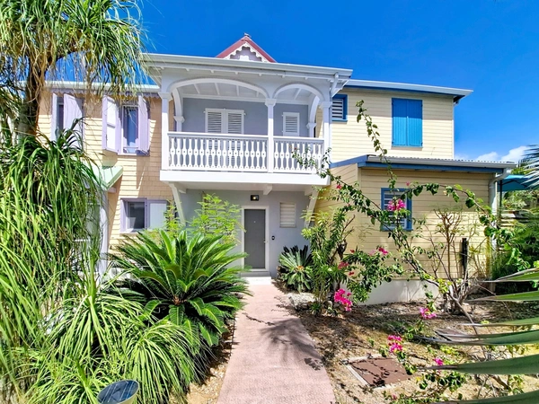 À VENDRE JOLIE MAISON DE VILLAGE 2 CHAMBRES SUR LE PARC DE LA BAIE ORIENTALE, SAINT-MARTIN (97150)