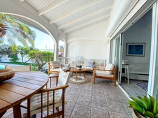 EN EXCLUSIVITÉ À VENDRE MAISON DE VILLE VUE MER  AVEC PISCINE ET JARDIN SUR OYSTER POND, SAINT-MARTIN (97150)