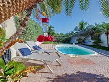 EN EXCLUSIVITÉ À VENDRE MAISON DE VILLE VUE MER  AVEC PISCINE ET JARDIN SUR OYSTER POND, SAINT-MARTIN (97150)