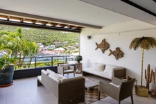 EXCEPTIONAL APARTMENT FOR SALE IN GUSTAVIA WITH VIEWS OF THE ICONIC PORT OF SAINT-BARTHÉLEMY (97133)   