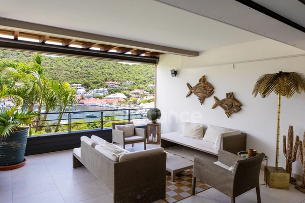 APPARTEMENT D'EXCEPTION À VENDRE À GUSTAVIA AVEC VUE SUR L'ICONIQUE PORT DE SAINT-BARTHÉLEMY (97133)   