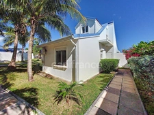 EN EXCLUSIVITÉ À VENDRE MAISON DE VILLE VUE MER  AVEC PISCINE ET JARDIN SUR OYSTER POND, SAINT-MARTIN (97150)