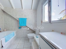 EN EXCLUSIVITÉ À VENDRE MAISON DE VILLE VUE MER  AVEC PISCINE ET JARDIN SUR OYSTER POND, SAINT-MARTIN (97150)
