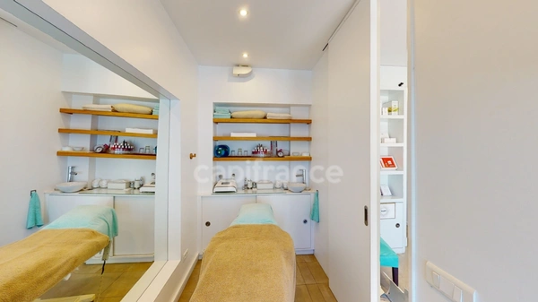 À VENDRE INSTITUT DE BEAUTÉ DANS ZONE COMMERÇANTE À SAINT-BARTHÉLEMY (97133)