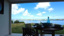 À VENDRE STUDIO RÉCENT EN REZ-DE-JARDIN AVEC VUE LAGON SECTEUR BELLEVUE, SAINT-MARTIN (97150)