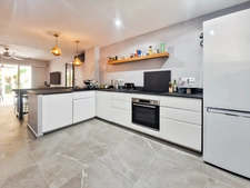 À VENDRE CONFORTABLE MAISON MITOYENNE 2 CHAMBRES SUR LE PARC DE LA BAIE ORIENTALE, SAINT-MARTIN (97150)