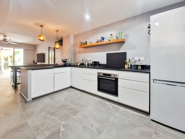 À VENDRE CONFORTABLE MAISON MITOYENNE 2 CHAMBRES SUR LE PARC DE LA BAIE ORIENTALE, SAINT-MARTIN (97150)