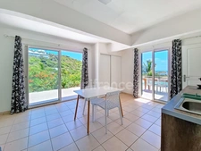 VILLA À VENDRE 3 CHAMBRES + STUDIO AVEC VUE MER ET PISCINE SUR OYSTER POND, SAINT-MARTIN (97150)